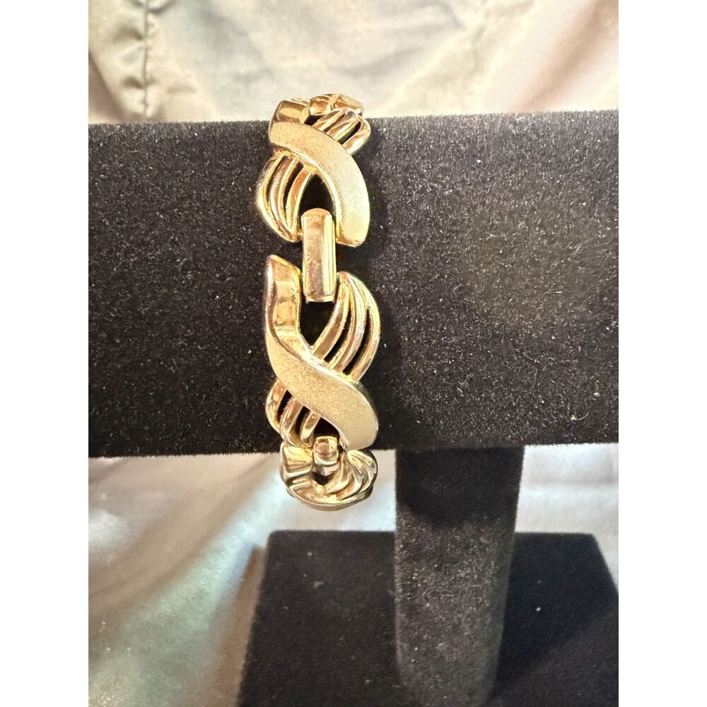 Vtg Signed Trifari Gold Tone Link Bracelet Mid Century Ribbon Infinity Design 7"